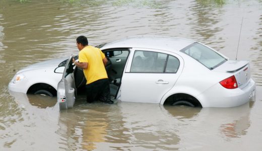 洪水で自動車が水没した！車両保険で水害はいくら補償されるか？